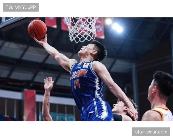 上海队李弘权19分5篮板成外线亮点 空切三分表现可圈可点